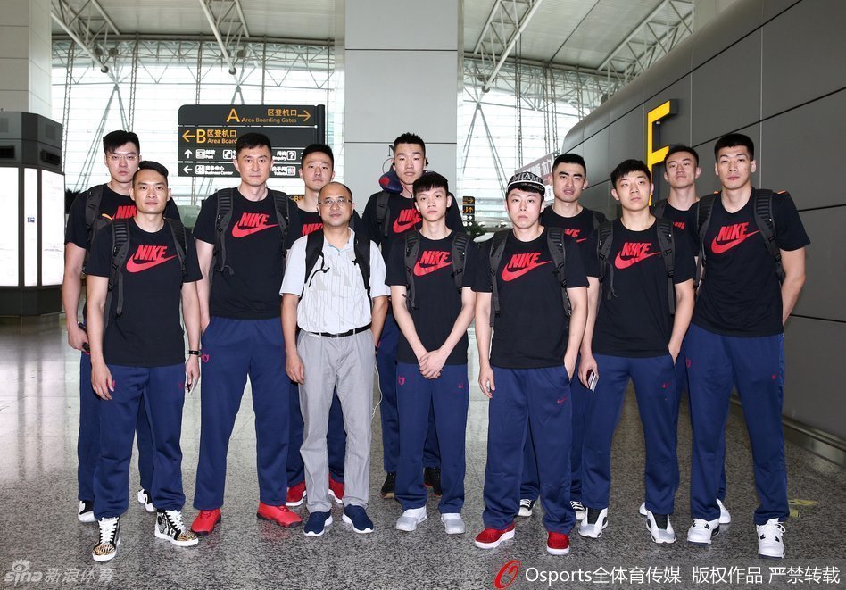 主教练杜锋在机场被热情的球迷认出，他停下脚步侧身面对镜头，温和地与球迷合影留念，背景是繁忙的值机大厅，这一刻记录下了广东队与球迷之间深厚的情感纽带。