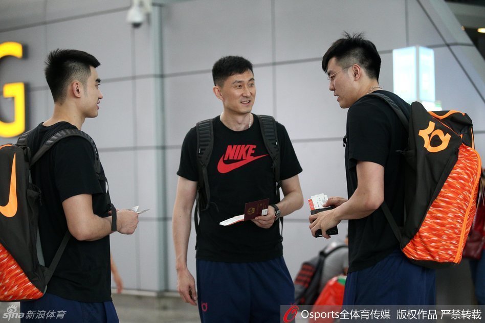 后卫陈江华换了个极为新潮的发型出现在机场，独特的造型让他瞬间成为镜头焦点，眼神中带着一丝淡定和期待，仿佛也在预示着要在美国展示一个全新的自己。