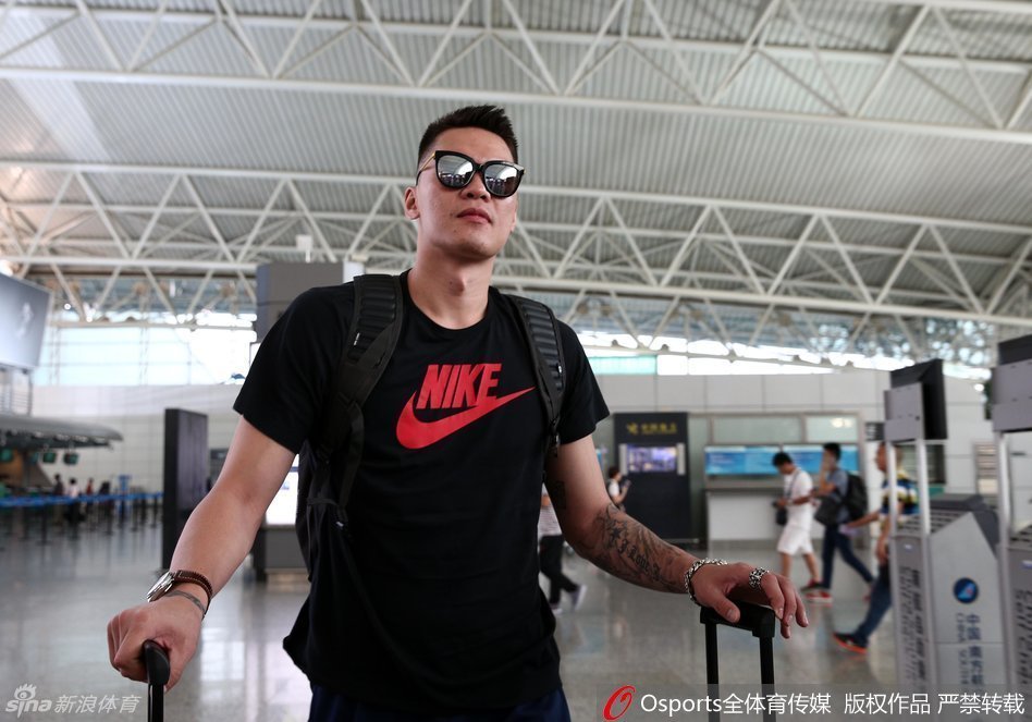 在航站楼内，除了熟悉的球员面孔，还有几名身着黑衣的保障团队人员在忙碌穿梭，他们默默处理着行李和手续，是这支豪华之师远征海外最坚实的后盾。