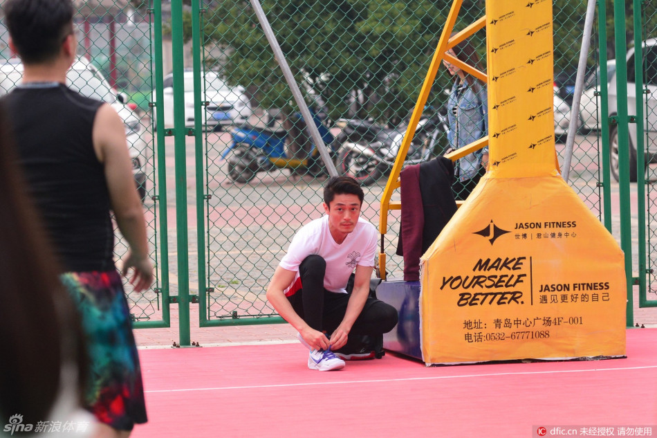 霍建华双手将球举过头顶，面对篮筐准备出手，身体完全伸展，整个姿态犹如一张拉满的弓，充满了优雅的力量感。