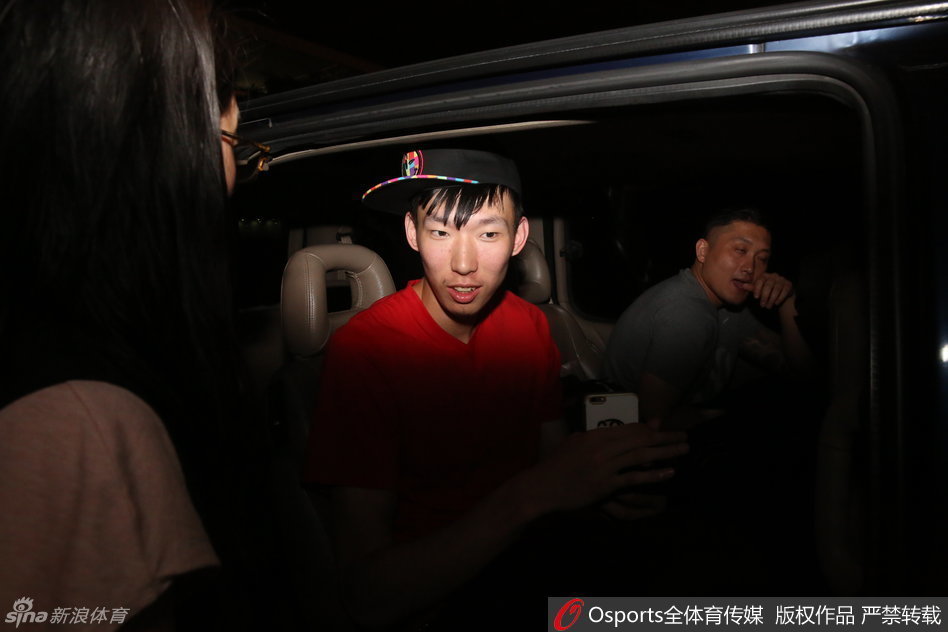 北仑训练基地昏黄的灯光下，宫鲁鸣指导双手抱胸站在门口，眼神专注地看着缓缓停下的车辆。当周琦的身影出现在车门旁时，这位严厉的教头脸上露出了难得的微笑，就像等待晚归的孩子一样亲切。