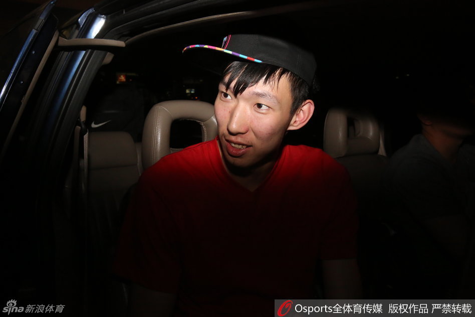 训练结束后，周琦独自坐在场边拉伸，夕阳透过窗户洒在他身上。他手里拿着水瓶，若有所思地看着远方，那目光仿佛已经穿越时空，投向了里约热内卢的篮球馆。