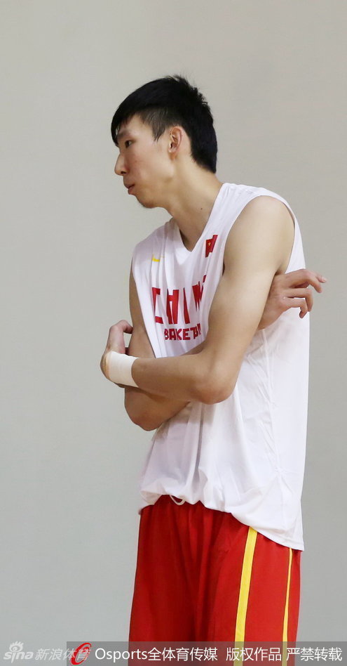 王哲林在场边进行着拉伸，一丝不苟地为接下来的高强度对抗做着准备，神情专注