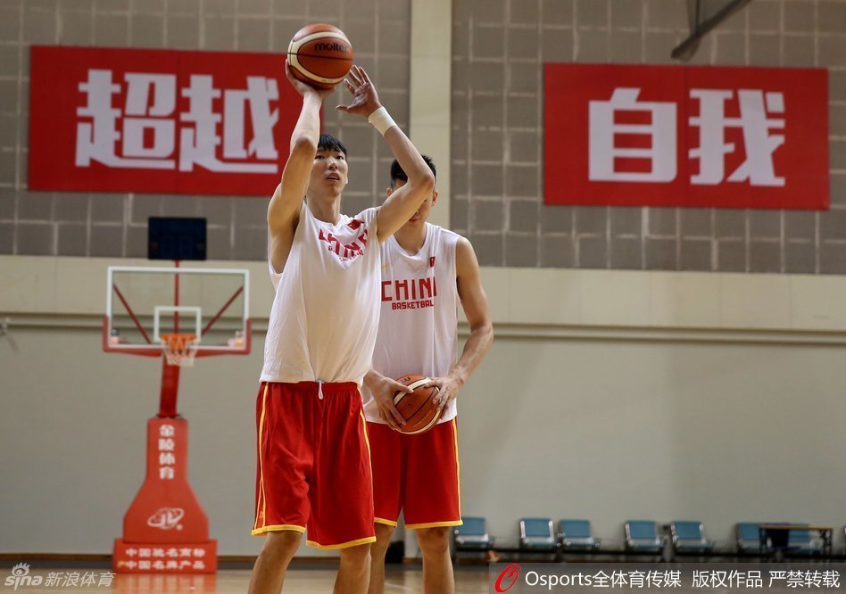 训练场上，周琦侧身与队友用手势和语言沟通着战术跑位，眼神中透着思考