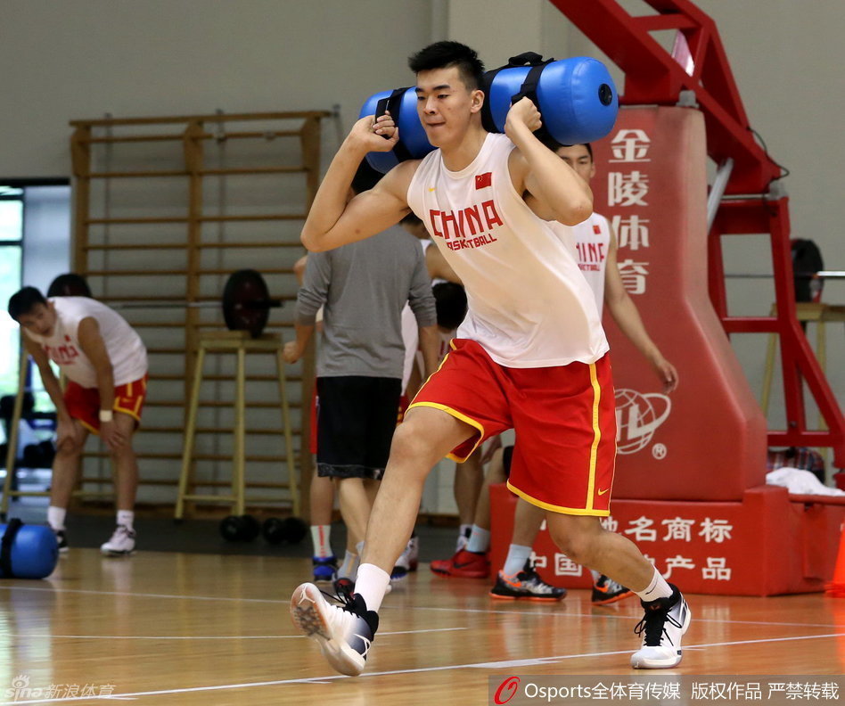 翟晓川在一次防守滑步后稍作喘息，眼神依然紧盯着教练手中的战术板