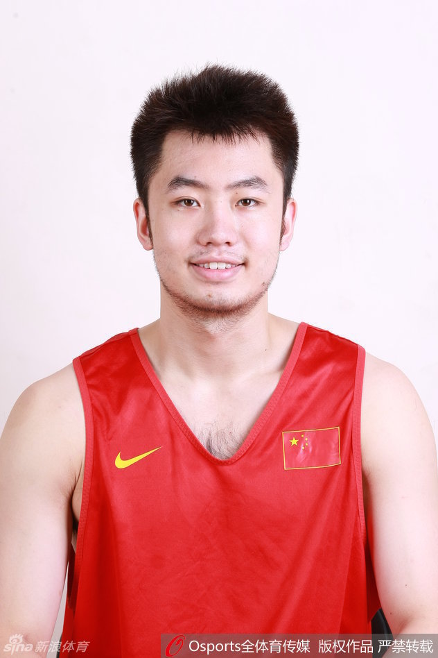 睢冉留着标志性的大胡子，露出灿烂笑容，CBA赛场内外公认的型男