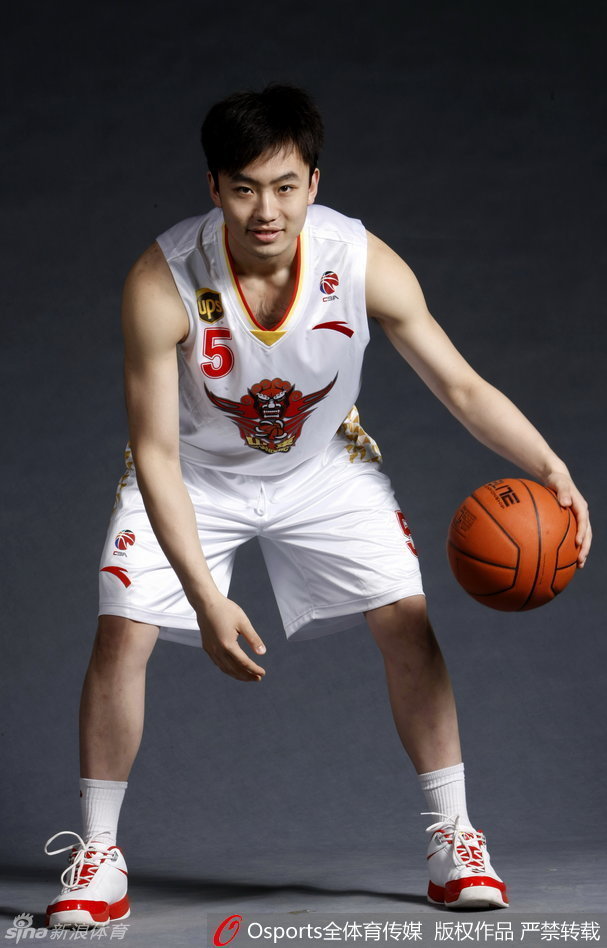 睢冉在中国男篮集训中奋力突破上篮，展现出强壮的身体对抗能力