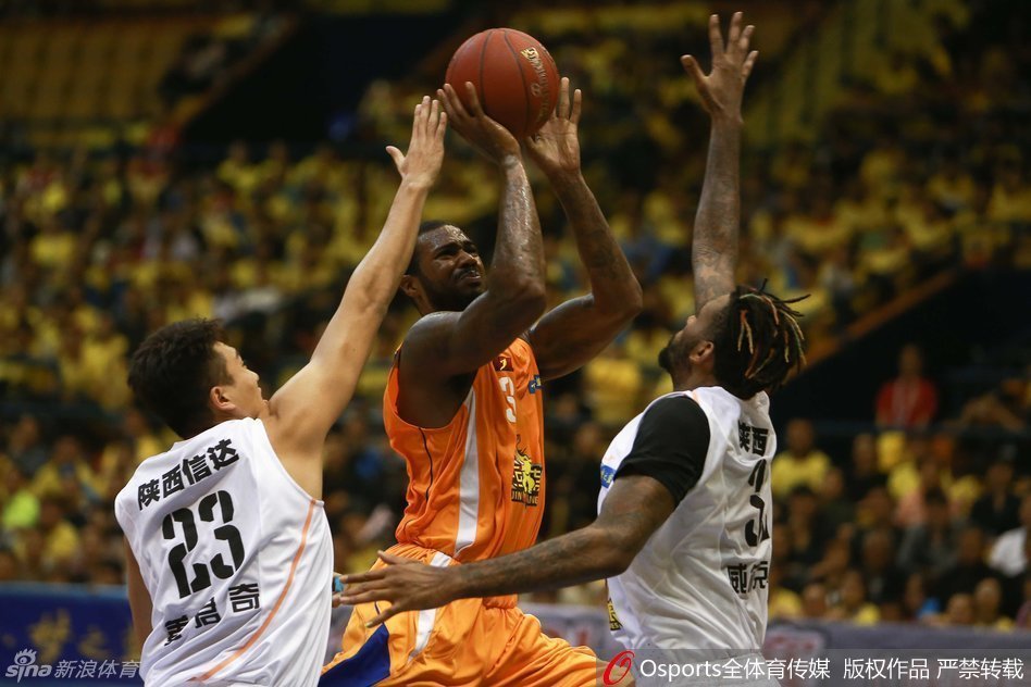 客队外援如猎豹般快速突破防线，以雷霆万钧之势冲击篮筐，展现惊人爆发力