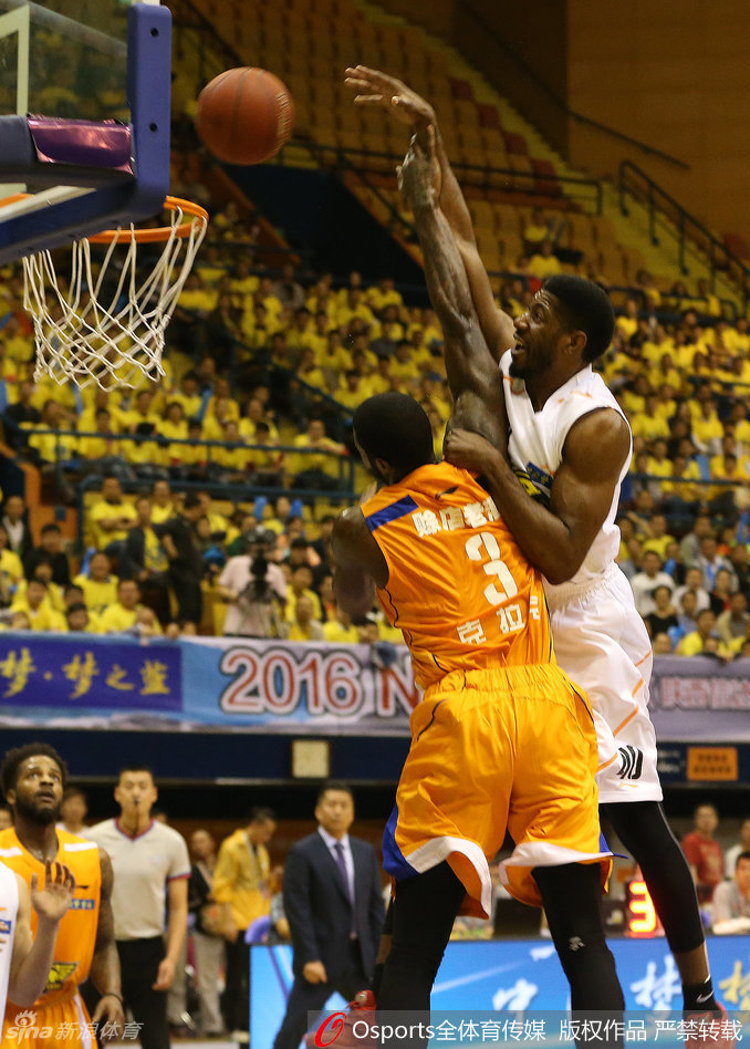 一位颜值与气质俱佳的美女球迷在场边露出甜美笑容，成为看台上最动人的风景