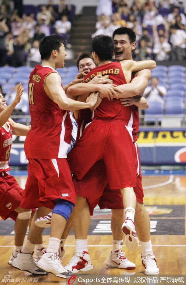 王仕鹏投出绝杀三分后握拳怒吼，队友疯狂扑向他，全场陷入沸腾的瞬间