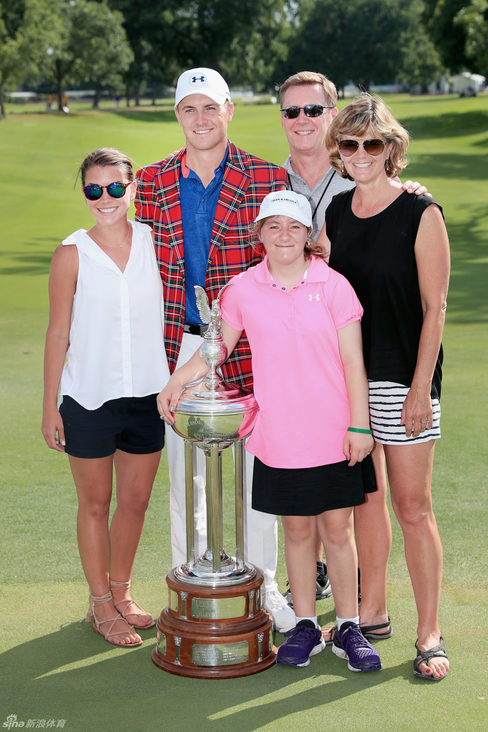 斯皮思独自手捧冠军奖杯,面带标志性的灿烂笑容,眼中闪烁着实现家乡夺冠梦想的光芒