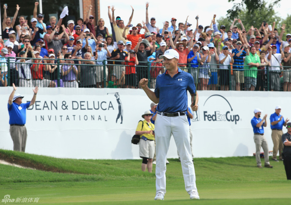 斯皮思与父母、兄妹在果岭旁拍摄冠军全家福,每一张笑脸都写满了自豪与幸福