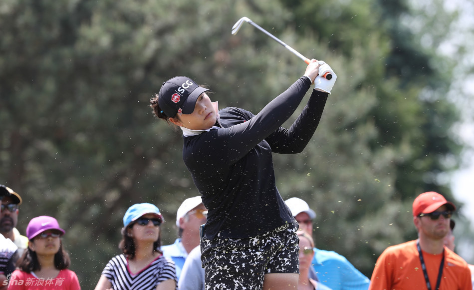 阿瑞雅亲吻奖杯：夺冠时刻，泰国英雄深情亲吻冠军奖杯，脸上洋溢着梦想成真的无限喜悦与自豪。