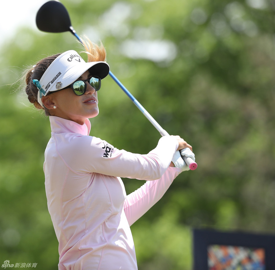 阿瑞雅穿韩服：赛后活动中，创造历史的泰国少女身着优雅韩服，笑容温婉，展现多元文化魅力。