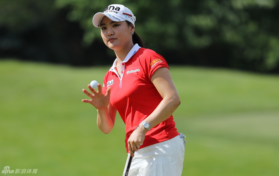 科达排名并列第三：美国高尔夫美女杰西卡·科达在赛场凝神准备，她的稳定发挥使其位居前列。