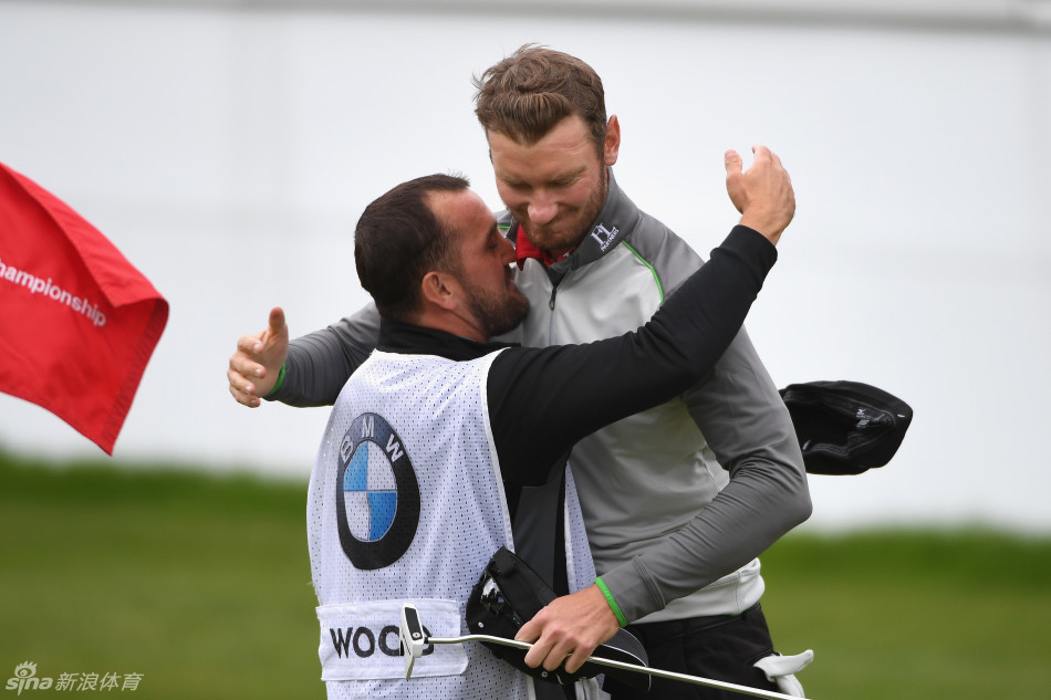 威利特在赛场上凝神思考，展现出顶尖球员专注与坚毅的一面