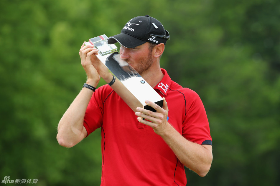 伍德与身旁的美丽女伴共享胜利时刻，喜悦之情溢于言表