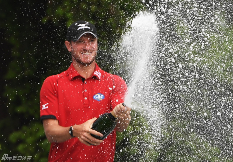 香槟的泡沫尽情喷洒，伍德与团队在胜利的狂欢中绽放最灿烂的笑容