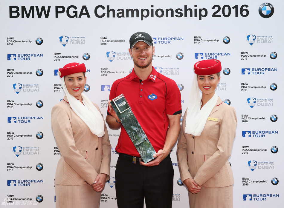 夺冠后的克里斯·伍德兴奋地将高尔夫球抛向空中，释放所有的压力与激情