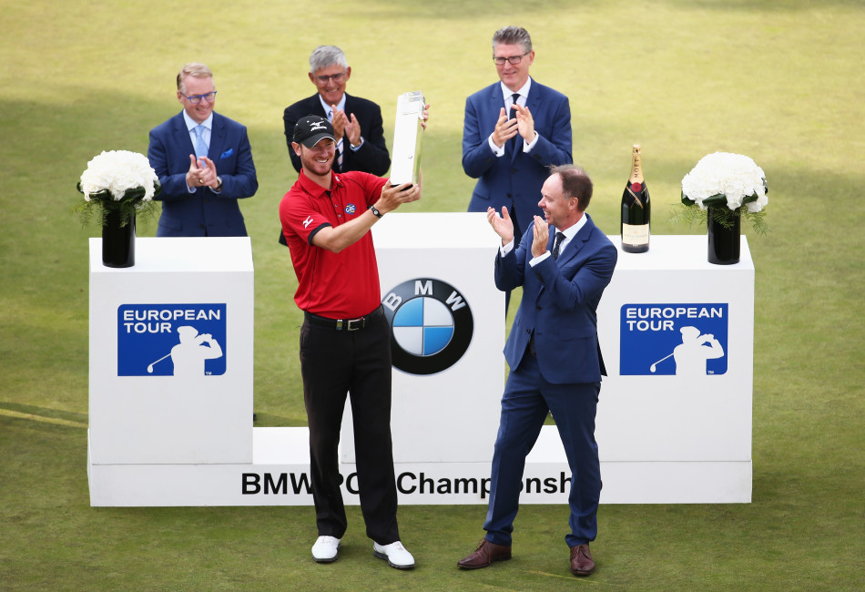 克里斯·伍德在温特沃斯第18洞果岭深情亲吻冠军奖杯，这一刻梦想照进现实