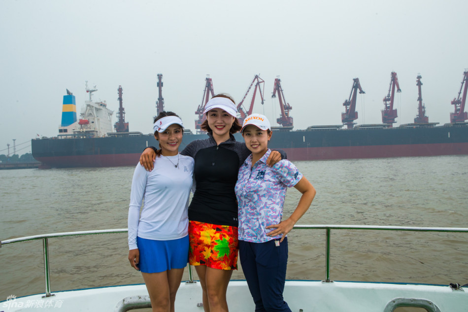 女球员李丹、李梓与黎佳韵漫步于蜿蜒石径，在粉墙黛瓦背景中畅谈欢笑