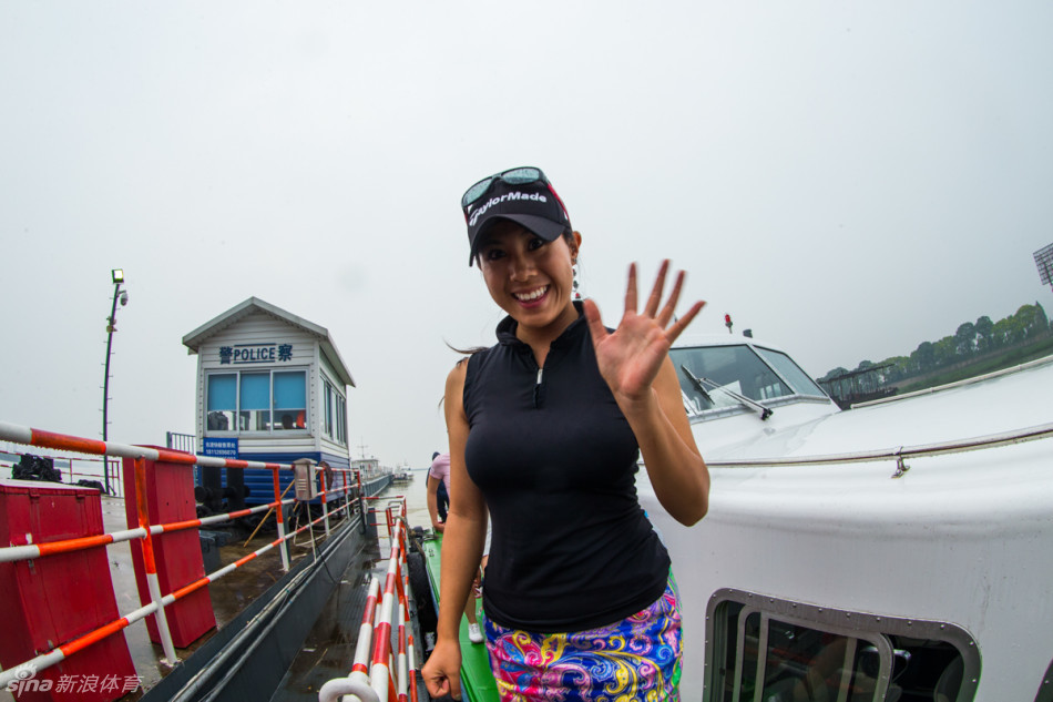 泰国高尔夫球手阿莫甘倚在江南拱桥栏杆上，凝望蜿蜒球道与园林景致完美交融