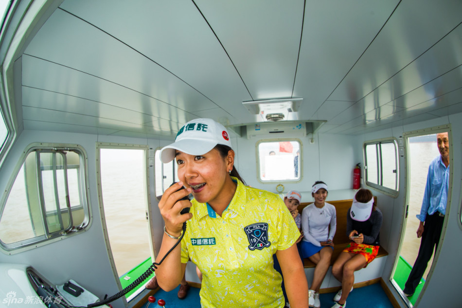 林冶舟与林子麒在果岭边模仿夸张挥杆动作，表情搞怪尽显赛前轻松氛围