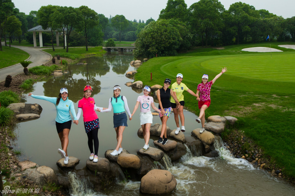 赛事工作人员正精心布置开球仪式场地，彩旗与古典元素装饰相得益彰