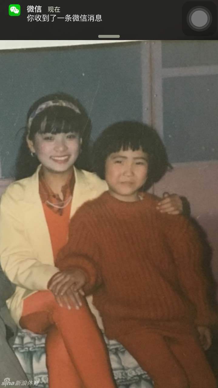 李梓在比赛中笑容灿烂，阳光洒在她身上，洋溢着青春的活力与比赛的快乐。