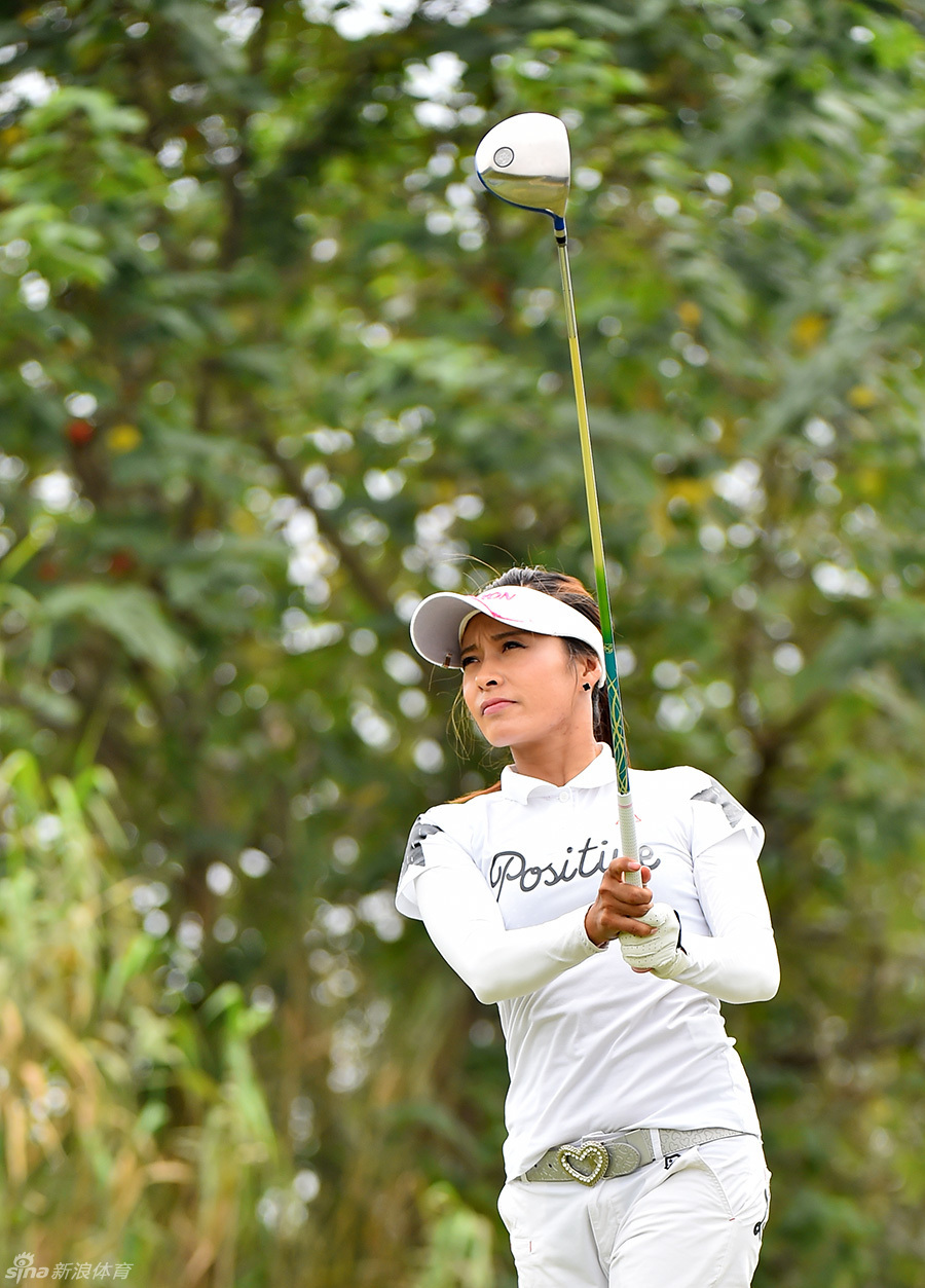 吕政全力挥杆瞬间，身体力量完美爆发，高尔夫球在空中划出一道优美的弧线。