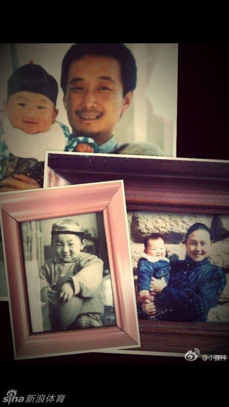 潘艳红与同伴在赛场边专注交流策略，神态认真，体现了团队协作与竞技体育的严谨精神。