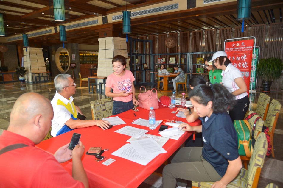 中国队全体队员在盘山球场绿茵之上整齐列队合影,背景是俱乐部会所,队员们身穿统一队服,精神抖擞,展现出东道主的自信风貌。