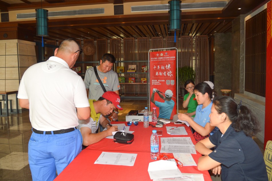 澳洲队队长与赛事官员在欢迎仪式上亲切握手致意,背景是中方准备的欢迎横幅,体现了东道主的热情与两国高尔夫界之间的友好情谊。