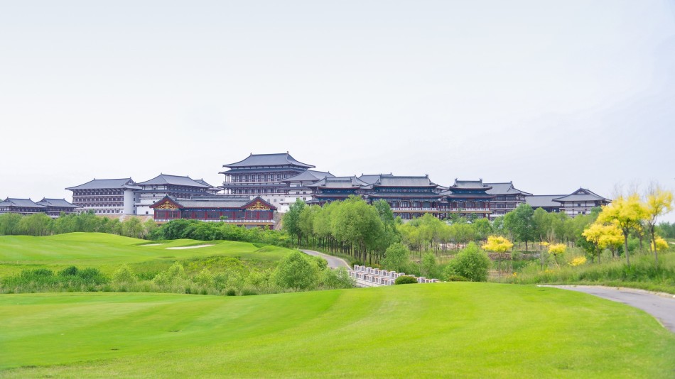 夕阳下的天津盘山高尔夫球会风光,起伏的球道与远山层叠,宁静中蕴藏着即将到来的激烈角逐,展现亚洲唯一山脉高尔夫球场的独特魅力。