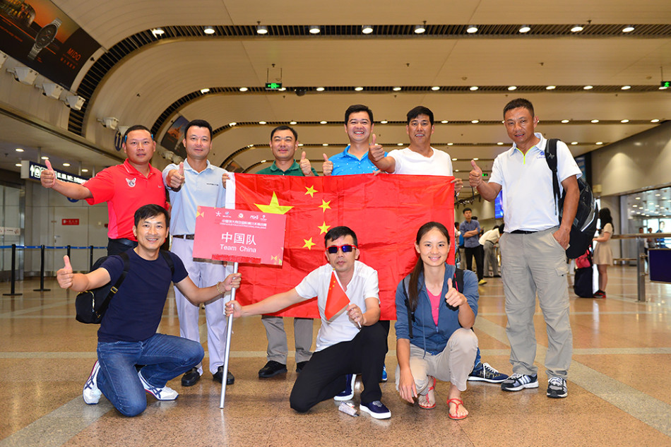 澳洲队全体成员抵达北京首都机场后,在到达大厅手持澳大利亚国旗合影,脸上洋溢着长途飞行后即将投入比赛的兴奋与期待。