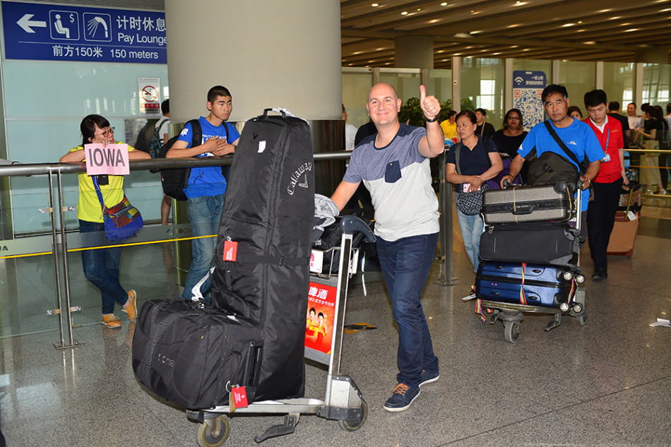 中国队员们围聚在一起,手臂相互搭在队友肩头,紧紧环抱成一个坚实的圆圈,进行赛前动员,眼神坚定,口号铿锵,展现出钢铁般的团队凝聚力。