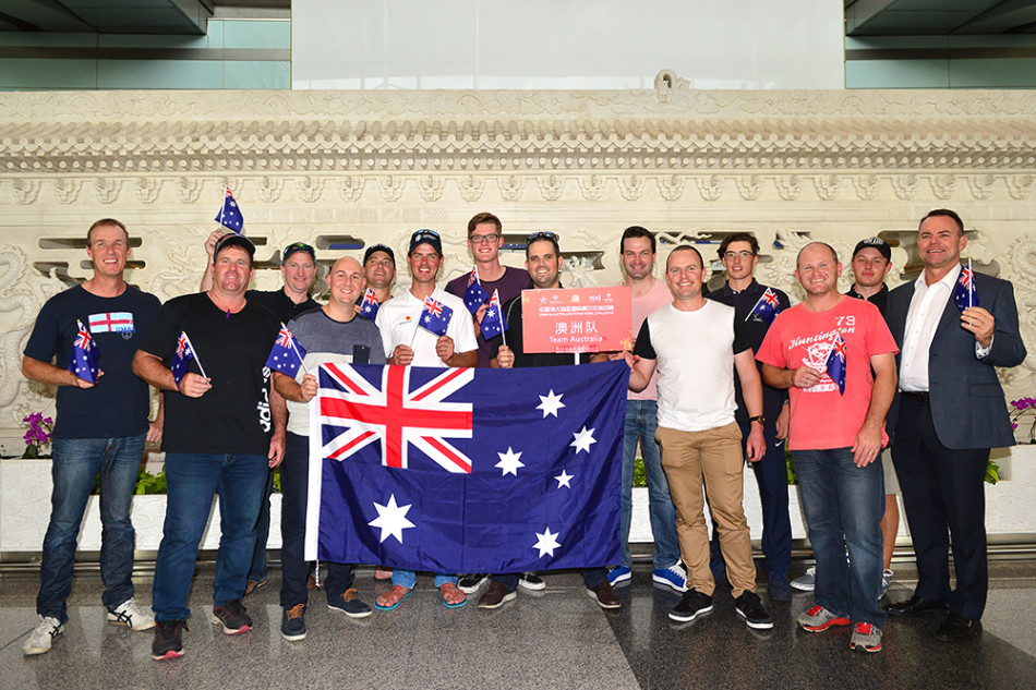 中国队队员在天津盘山高尔夫球会签到台前,神情专注地在比赛文件上签名,背景中可见赛会醒目的标识,宣告着大战将至。