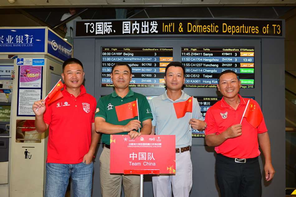 澳大利亚队队员在练习果岭上弯腰专注地推杆,细致感受中国球场草皮的速度与坡度,为即将到来的异国较量做最后准备。