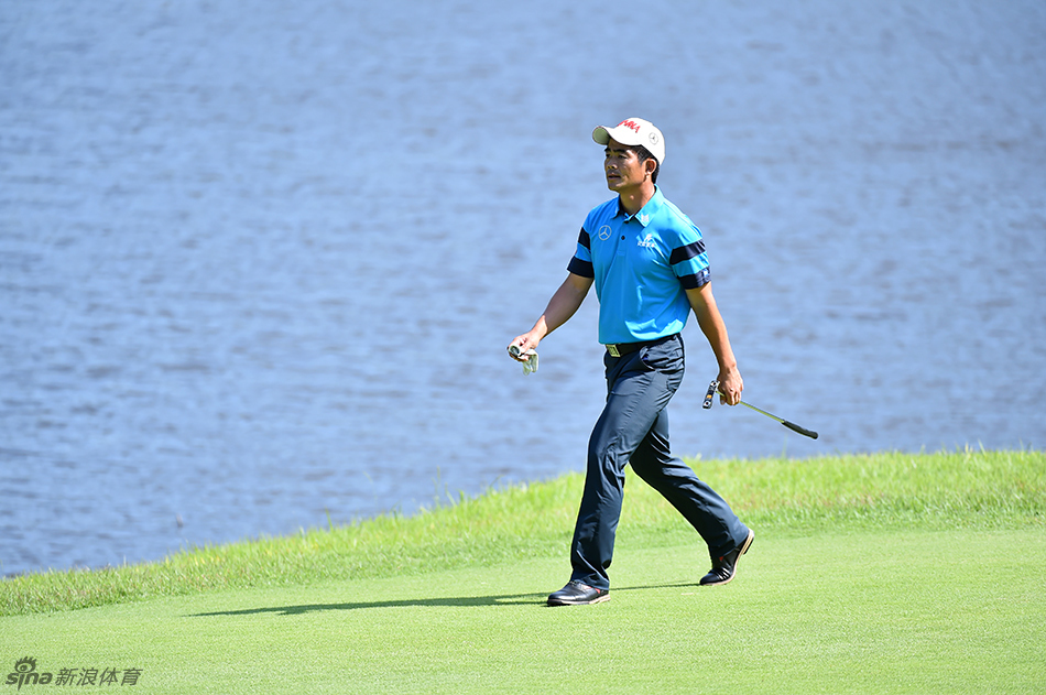 宫本胜昌在开球台上出现失误,神情透露出一丝懊恼与不甘,大风给所有球员都带来了麻烦。