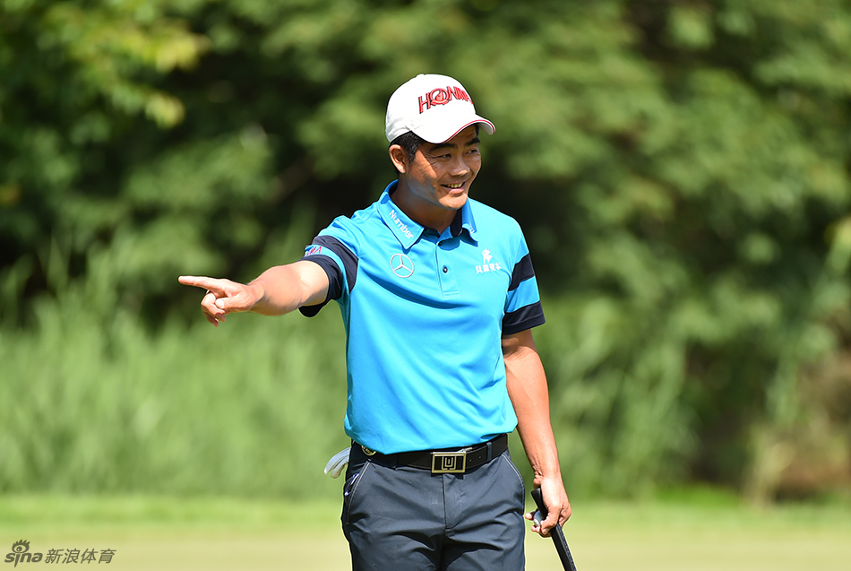 宫里优作在果岭边长草区进行切杆,身体姿势保持平衡,力求在复杂的球位下打出最佳效果。