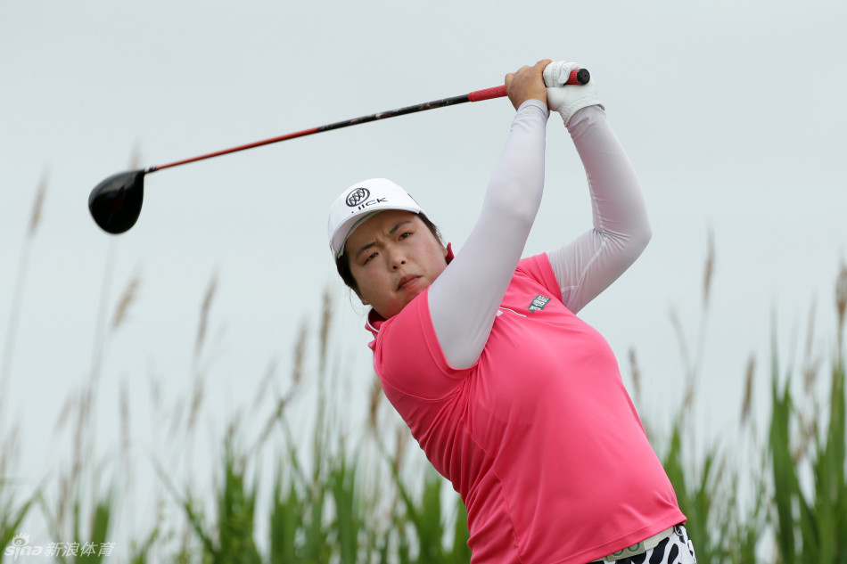 贝琳-莫佐以标准的动作完成收杆，身姿挺拔，彰显职业风范。