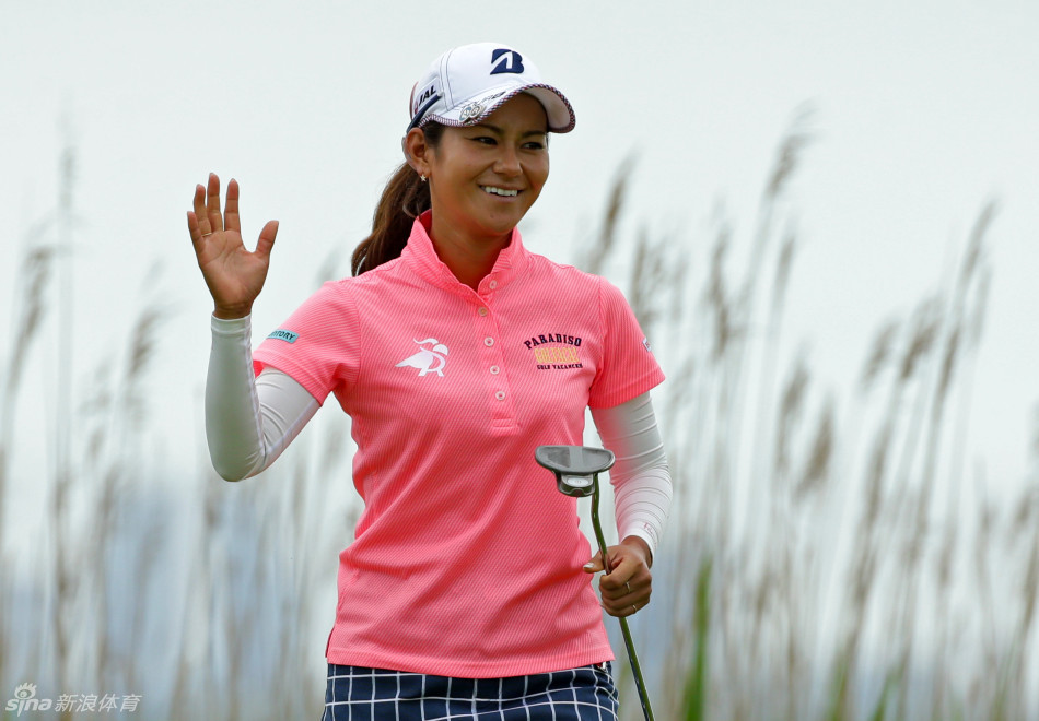 宫里蓝凝神静气，在果岭边细致观察推杆线路，寻找小球进洞的最佳路径。