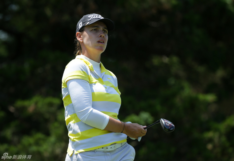 法国选手凯瑞恩·尹切尔在果岭旁沉着观察推杆线路，目光专注，为关键一击凝神聚气。