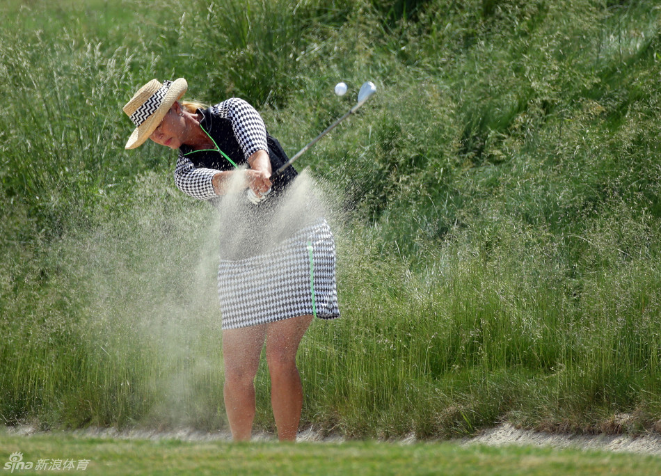 美国名将史黛西·路易斯完成一次有力的挥杆，白色的高尔夫球在空中划出优美的弧线。