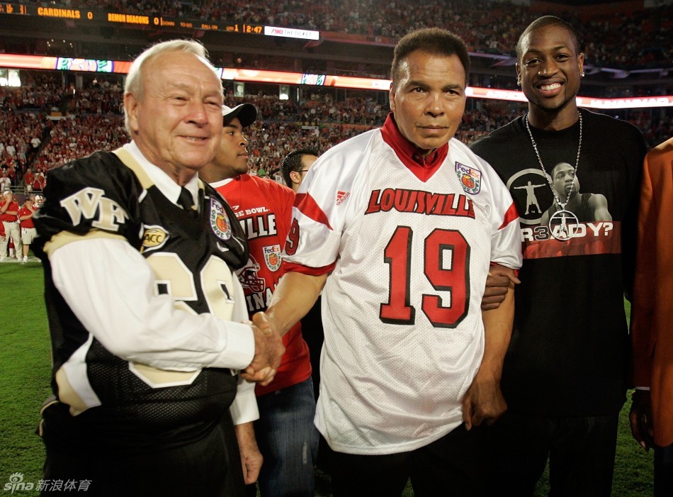 拳王阿里与高球皇帝帕尔默并肩而立，两位体坛巨人相视而笑，仿佛在分享一个只有他们懂的幽默