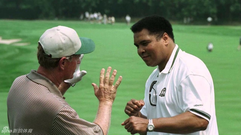 阿里与高尔夫传奇尼克劳斯在果岭边亲切交谈，金熊手指远方，阿里侧耳倾听，仿佛在探讨战术