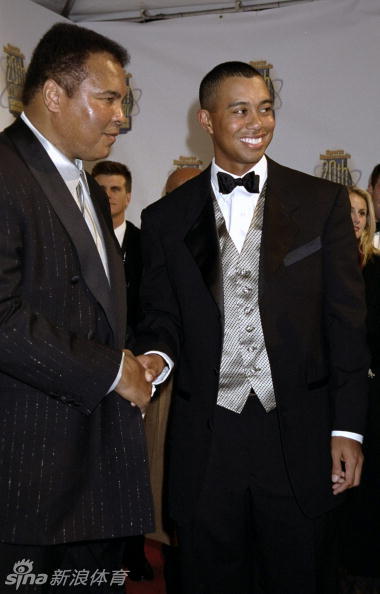 晚年阿里在他人协助下坚持握杆，眼神依然坚定，展现永不放弃的体育精神