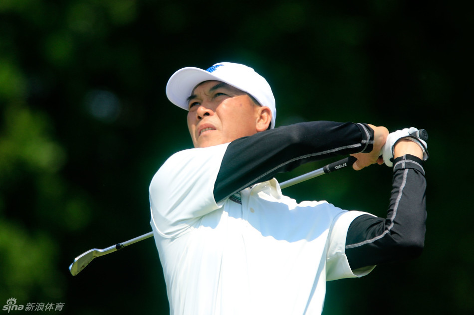 张连伟开球瞬间，身体充分扭转力量迸发，白色小球划破天际飞向球道中央