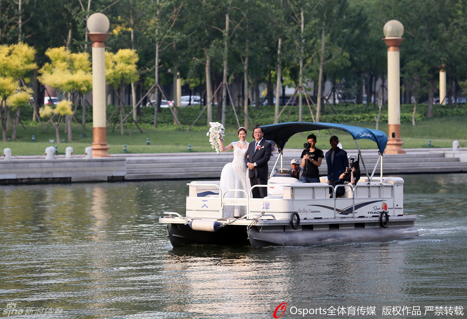 在温馨的典礼现场，新人乘船而来的独特出场方式，为这场婚礼增添了梦幻色彩，仿佛童话中的王子与公主。