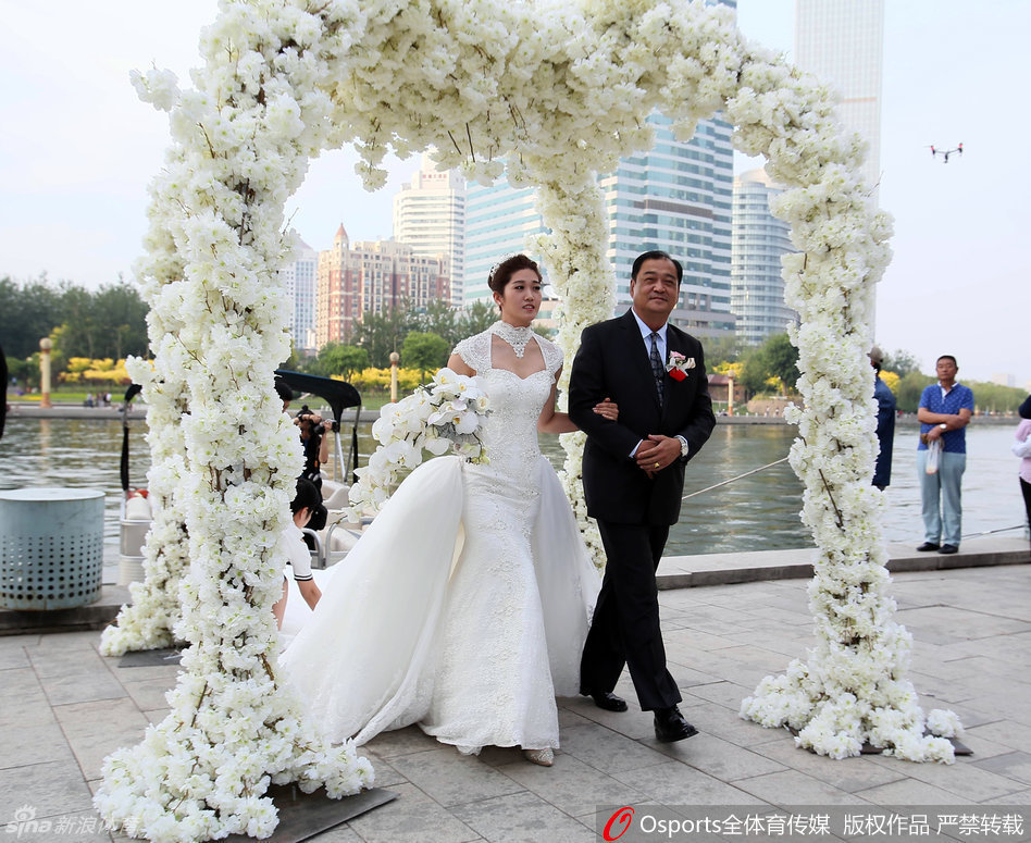 父亲将女儿李莹的手郑重地交到新郎徐磊手中，这一刻的传承与托付，饱含着深沉的父爱与无限的祝福。